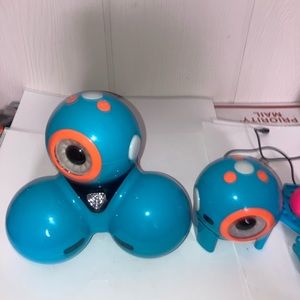 Wonder Workshop Dash Robot– Coding Robot for Kids 6+  AND Accessories